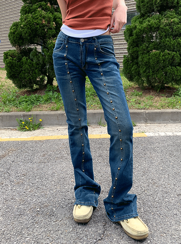 Stud low boots cut jeans